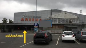 Oulun Energia areenan sisäänkäynti ja parkkipaikka